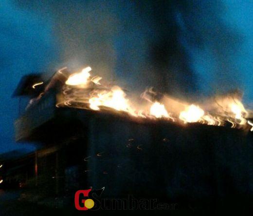 Pasar Sungai Rumbai Dharmasraya Terbakar, Dua Ruko Hangus, Kerugian Ratusan Juta Rupiah