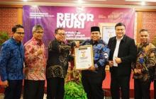 Bupati Padang Pariaman Raih Penghargaan Sahabat Pers Indonesia dari SMSI