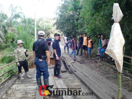 Warga Masih Terisolasi Akibat Jembatan Putus di Koto Padang Dharmasraya