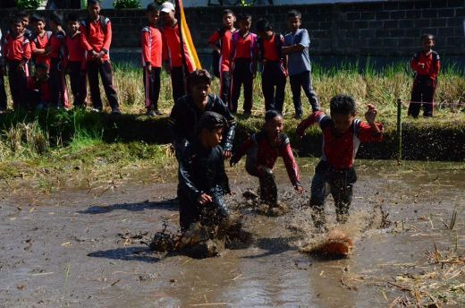 Kegiatan main bolah di lumpur sawah. (Foto-Foto: dok Tya Setiawati)