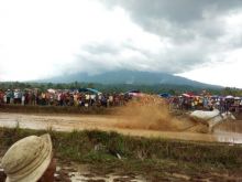 Wah, Ribuan Warga Saksikan Pacu Jawi di Sungai Tarab Tanah Datar