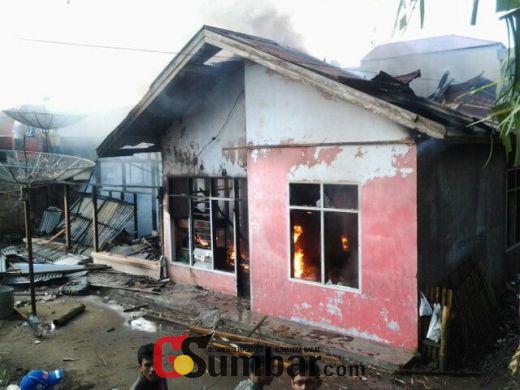 Sore Ini, Dua Rumah Warga di Kampung Pulasan Bukittinggi Ludes Dilalap Api