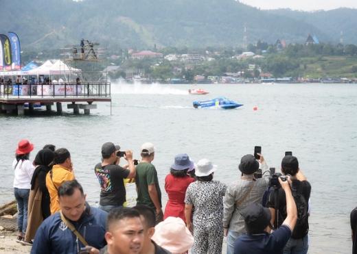 Masyakatan Antusias Saksikan Latihan Pembalap F1 Powerboat Danau Toba 2023