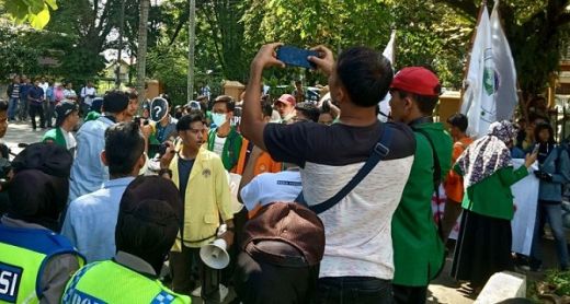 Bawa Keranda, Ratusan Mahasiswa Demo di Kantor KPU Sumbar
