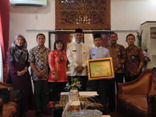 Kelola Lingkungan dengan Baik, Walikota Padang Terima Piagam Nominator Nirwasita Tantra Award 2016