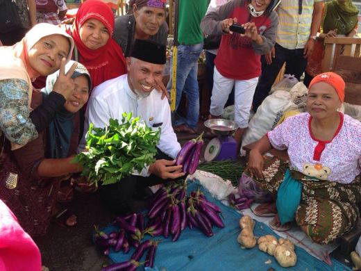 Jelang Rirayo, Walikota Padang Tinjau Pasar Raya dan Pungut Sampah