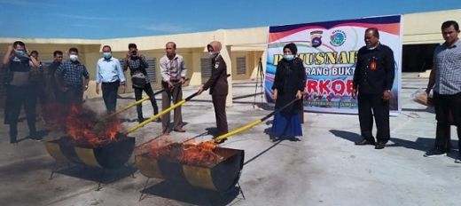 Disaksikan Pemiliknya, 16 Kilo Ganja Dibakar di Mapolda Sumbar