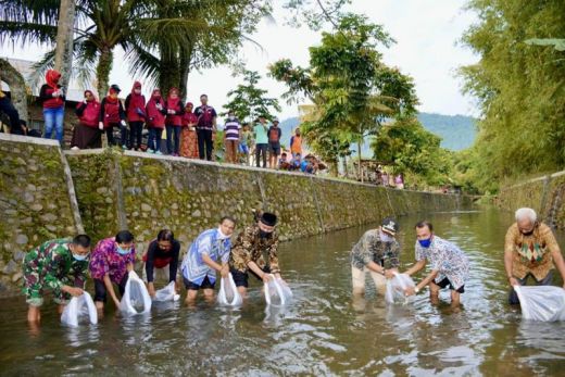 Wali Kota Padang Tebar 20 Ribu Bibit Ikan Garing di Lubuk Begalung