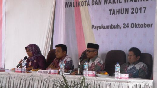 Komisioner KPU pada Rapat Pleno Terbuka penetapan pasangan calon wako wawako Payakumbuh