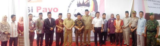 Foto bersama ketiga pasangan calon dengan komisioner KPU Kota Payakumbuh.