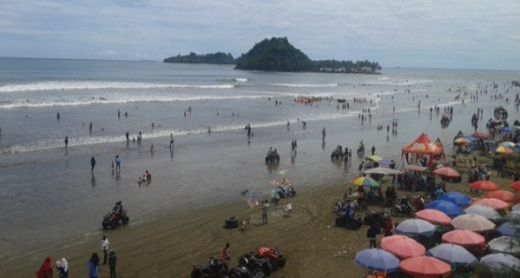 Libur Natal, Jumlah Pengunjung di Pantai Air Manis Padang Melonjak hingga 160 Persen