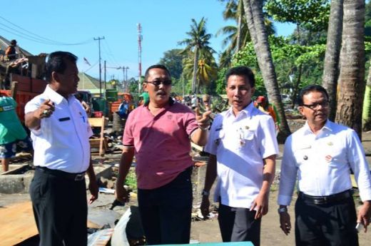 Tertibkan Bangunan di Pantai Muaro, Warga Turut Membantu Pemko Padang