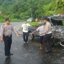 Menikung ke Tengah Jalan, Mobil L300 Pick Up Ini Bertabrakan dengan Dump Truk di Jalan Raya Sumbar- Riau KM 155
