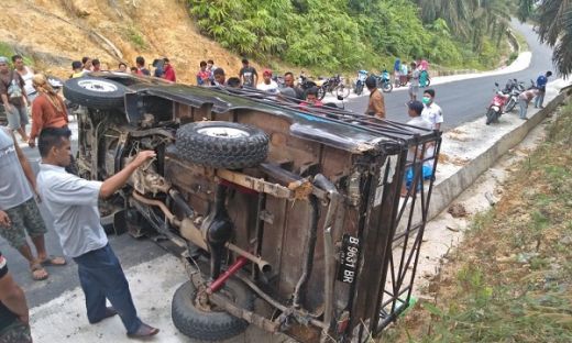 Mau Berwisata ke Bukit Lantak Dharmasraya, Mobil Bawa Murid TK Terguling