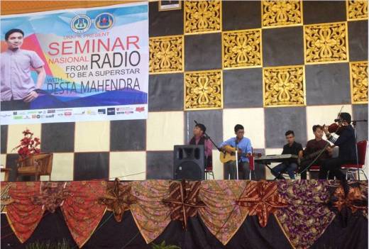 Tampil di UNP, Arif Afsyah Pukau Para Peserta Seminar dengan Lagu Dari Hati