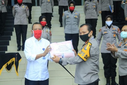 Polda Sumbar Latih Personel Buat Peti Mati, Polwan Menjahit Masker Hadapi Pandemi Covid-19