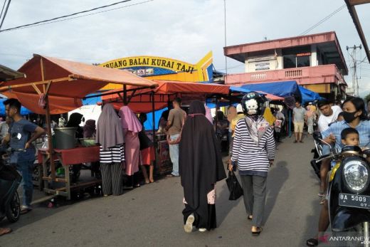 Memaksa Berjualan saat PSBB, Pariaman Tata Pedagang Takjil di Pasar Kurai Taji