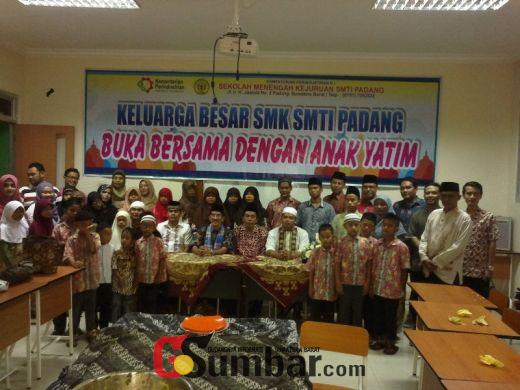 Pererat Silahturahmi, Keluarga Besar SMK SMTI Padang Buka Bersama dan Santuni Anak Yatim
