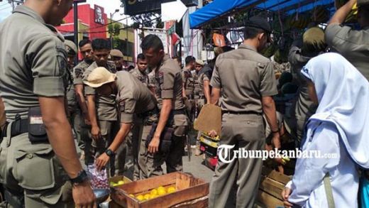 Tertibkan Pedagang Buah di Trotoar, Satpol PP Padang Diancam Pakai Parang