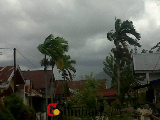 Waspadalah! Kota Padang dan Sebagian Wilayah Sumbar Diterjang Badai, BMKG Ingatkan Adanya Potensi Hujan Lebat Disertai Angin Kencang