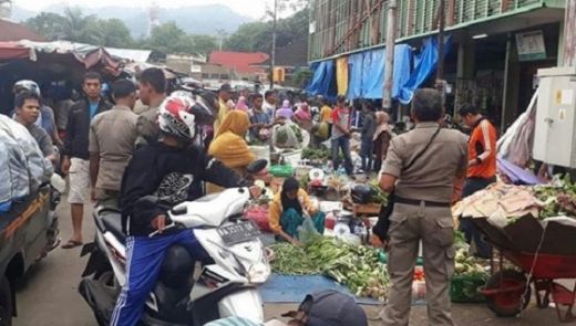 Satpol PP dan Dinas Perdagangan Tertibkan Pedagang Nakal di Pasar Raya Padang
