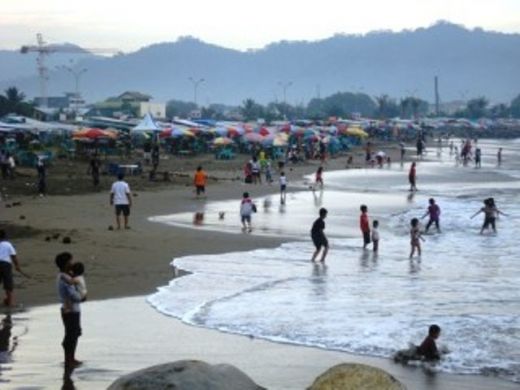 Libur Panjang, Pantai Padang Dipadati Wisatawan, Eh Sampah Berserakan