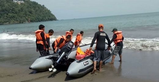 Demi Kenyamanan dan Keselamatan Pengunjung, Puluhan Relawan Padang Baywatch Jaga Pantai Padang