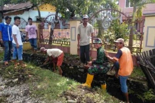 Bulan Bhakti Goro, TNI dan Rakyat di Kecamatan Lengayang Pesisir Selatan Bersihkan Lingkungan