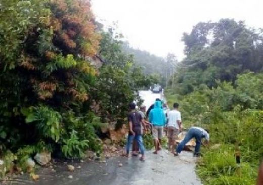 Hujan Sejak Pagi Sebabkan Longsor di Bukit Ransam dan Tutupi Jalan Sumbar-Bengkulu