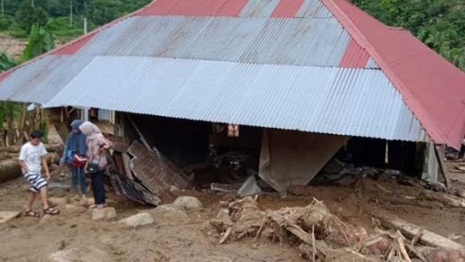 Akses Jalan Tertutup, Distribusi Bantuan untuk Korban Banjir dan Longsor di Solok Selatan Terkendala