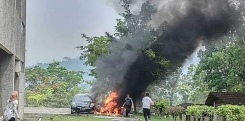Mobil Dosen dan 5 Sepeda Motor Mahasiswa Unand Terbakar di Parkiran Lab Biota