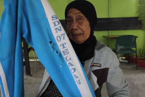 Nenek di Bukittinggi Ini Rela Berjalan Kaki, Demi Membeli Celana Olahraga Cucunya