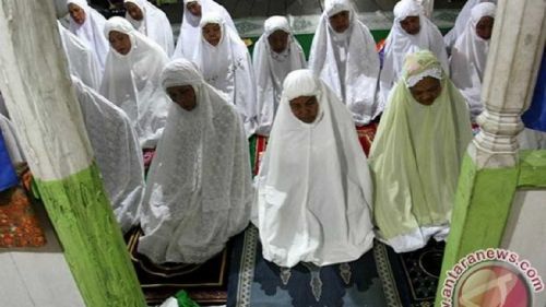 Pagi Ini, Jamaah Tarikat Naqshabandiyah Laksanakan Salat Idul Adha di Padang