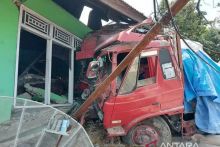 Salip Kendaraan Lain, Truk Semen Hantam Rumah Warga di Solok