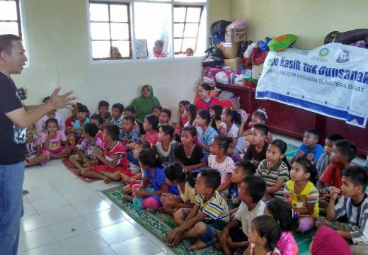Tim LAZIS Dewan Dakwah Jenguk Pengungsi Galodo Jorong Lambak Pasaman