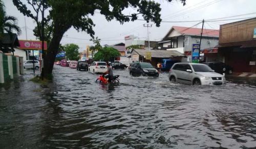 Hujan Lebat Guyur Kota Padang, Sejumlah Kawasan Terendam Banjir
