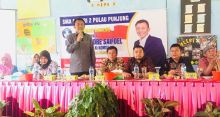 Anggota Komisi X DPR RI Serahkan Beasiswa PIP di SMAN 2 Pulau Punjung
