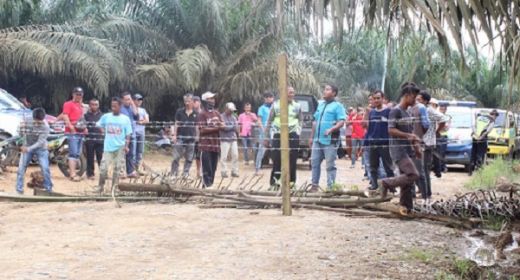 Ratusan Nagari Koto Padang Dharmasraya Blokade Jalan Menuju Pabrik Kelapa Sawit PT AWB