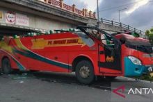 Polisi Buru Sopir Bus Kabur Usai Tabrak Fly Over Padang Panjang