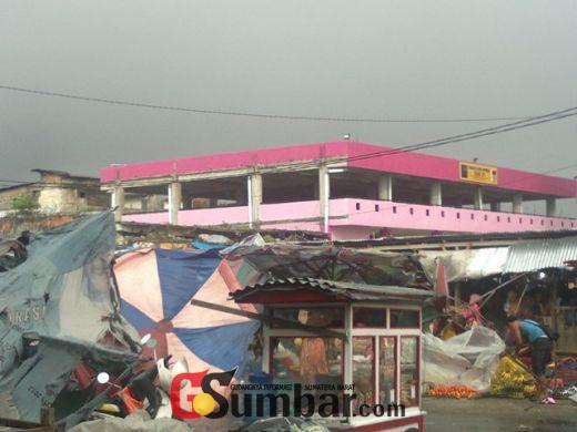 Belasan Rumah Rusak Akibat Badai di Kota Padang Minggu Petang