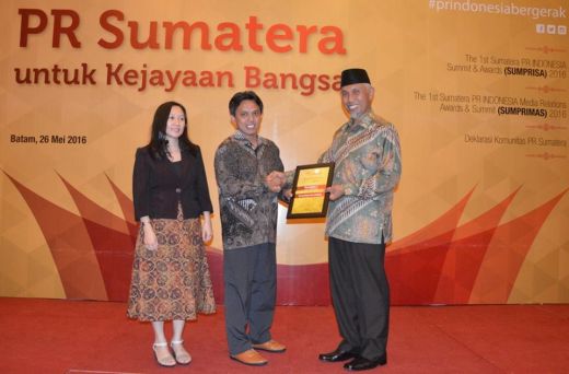 Populer di Media Cetak Nasional, Walikota Padang Terima Penghargaan SUMPRIMAS