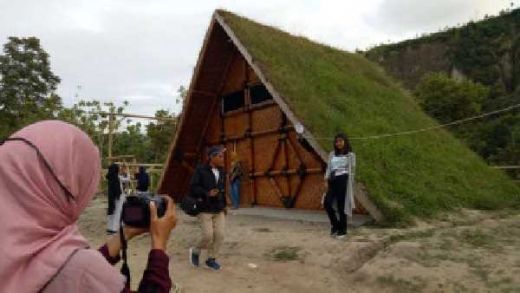 Rumah Rumput Ngarai Sianok, Tempat Asyik untuk Berselfie Ria