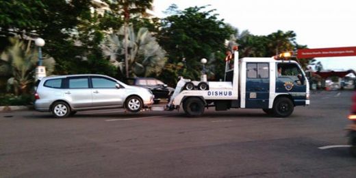 Awas, Sembarangan Parkir di Padang, Mobil Bakal Diderek