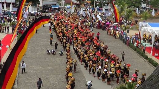 Tari Kolosal Rantak Saragam Menyintak Bumi Pukau Penonton di Festival Pesona Minangkabau