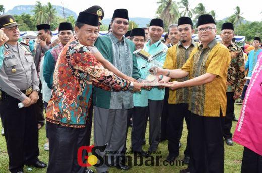 Bupati Limapuluh Kota Irfendi Arbi dan Wakil Bupati Ferizal Ridwan menyerahkan piala juara umum kepada Camat Payakumbuh Amel Nazra secara bersama.