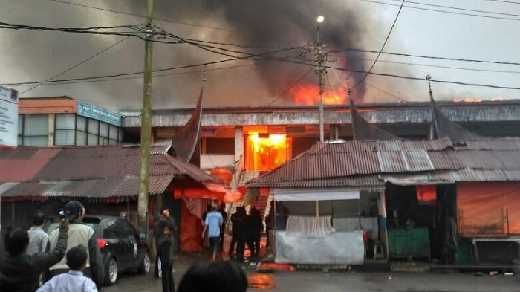 Pagi Ini, Pusat Pertokoan Pasar Atas Kota Bukittinggi Terbakar