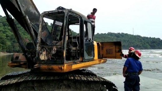 Sedang Kerja di Pantai Air Manis Padang, Satu Unit Ekskavator Terbakar