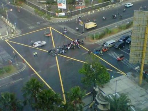 Kenapa Banyak Kotak Kuning Bersilang di Perempatan Jalan di Padang, Ini Gunanya