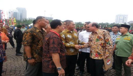 Plt Bupati Yendri Tomas bersalaman dengan Menhan RI Jenderal TNI (Purn) Ryamizar Ryacudu