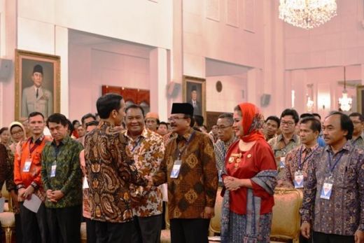 Plt Bupati Yendri Tomas bersalaman dengan Presiden Joko Widodo usai temu ramah di Istana Negara Jakarta, Jumat (18/12/2015)